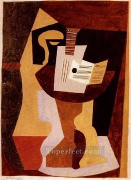 パブロ・ピカソ Painting - 台座テーブル上のギターと楽譜 1920 年キュビズム パブロ・ピカソ